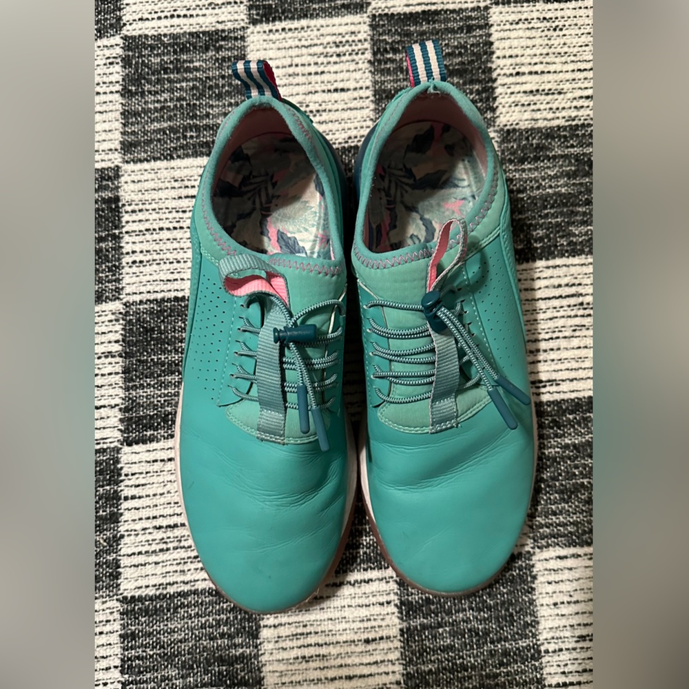 Clove nursing shoes. Women’s 9.5. Pacific palm